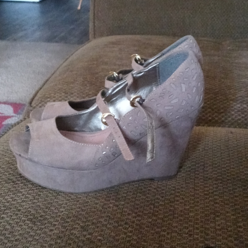 Shoes - Picture 2 of 4